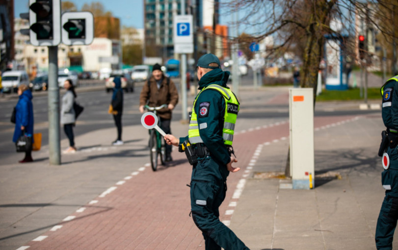 Policijos pareigūnams įkliuvo neblaivus vyras, paspirtuku vežęs mažametį vaiką