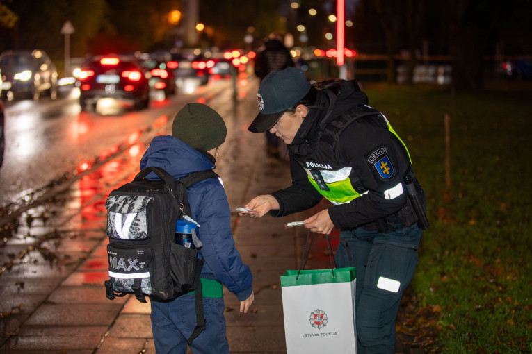 Minint Atšvaitų dieną Klaipėdos pareigūnai praeiviams dalijo atšvaitus
