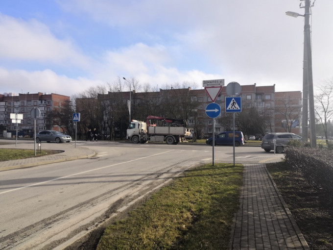 Kelyje Šiauliai–Palanga keitėsi kelio ženklai ties Rožyno ir Topolių gatvių sankryžomis Kretingoje