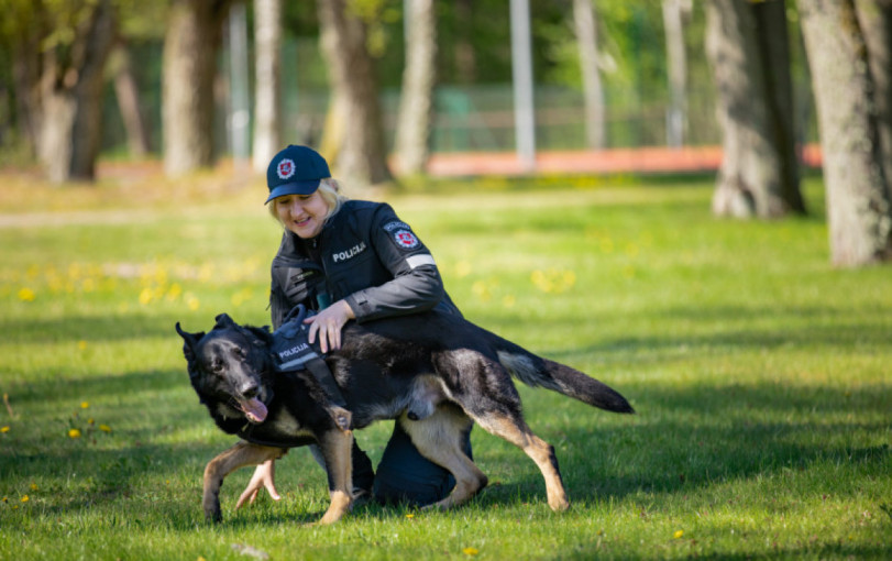 Klaipėdos policijos atstovė šalies kinologų varžybose žmogaus paieškos rungtyje užėmė II vietą