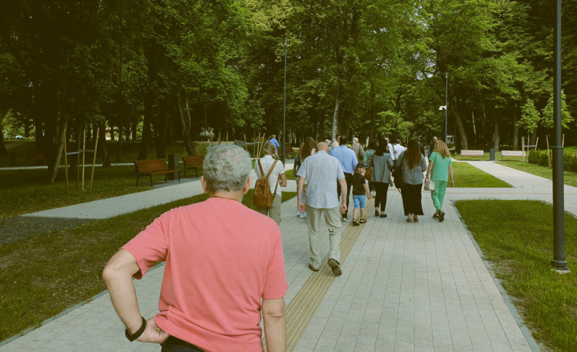Kviečia į ekskursiją Skulptūrų parke - buvusiose miesto kapinėse