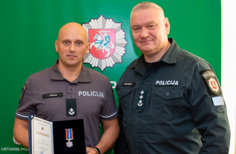 Už keturias per vieną mėnesį išgelbėtas skęstančiųjų gyvybes Skuodo r. PK pareigūnui įteiktas medalis