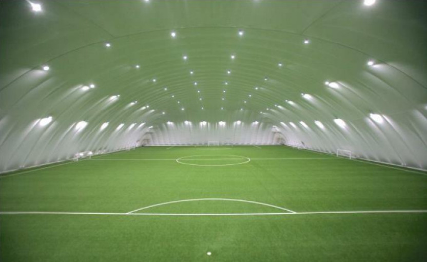 Klaipėdoje tęsiami futbolo maniežo su oro kupolu statybos darbai
