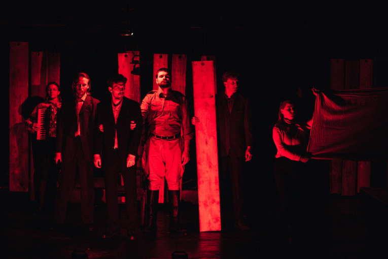 Rainių tragedijai atminti – nemokamas Klaipėdos jaunimo teatro spektaklis „Miškelis“ tikrų istorinių įvykių vietoje Telšių rajone