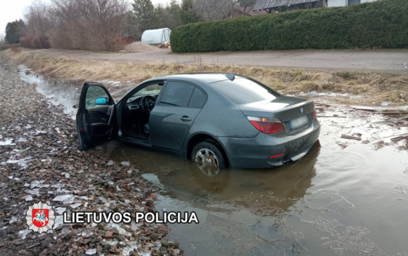 Bandymas pabėgti nuo pareigūnų neblaiviam vairuotojui vos nesibaigė tragiškai