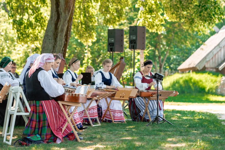 Lietuvos jūrų muziejaus Etnografinėje pajūrio žvejo sodyboje – tautinės muzikos garsai ir pažintis su piemenų instrumentais