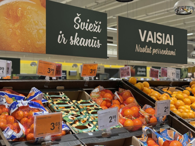 „Maximos“ parduotuvėse atsirado naujos spalvos kainų etiketės