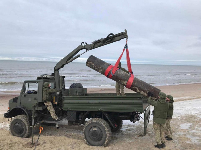 Baltijos bangos į krantą išplovė torpedos G7a variklio dalį