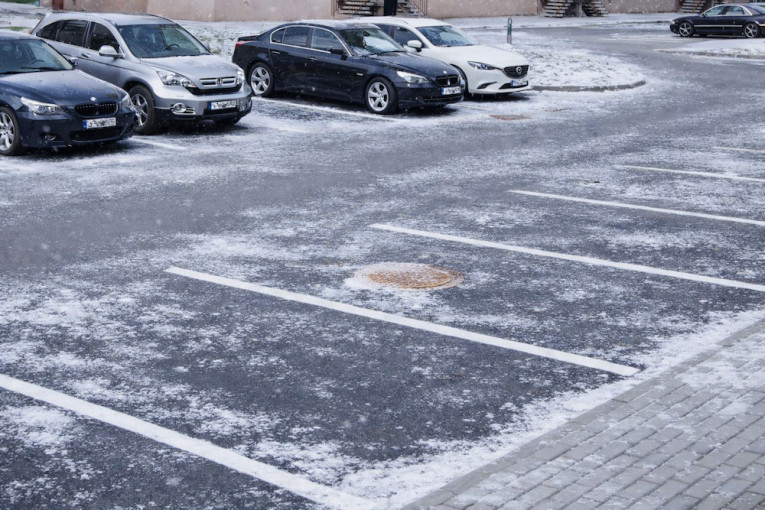 Klaipėdoje tęsiama automobilių stovėjimo vietų plėtra: pasirašytos sutartys dėl naujų aikštelių įrengimo
