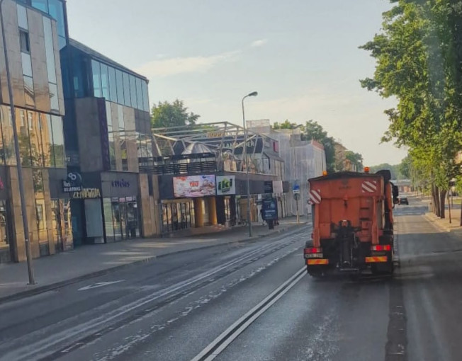 Klaipėdoje – precedento neturintis sprendimas: dėl karščio pirmą kartą pradėtas laistyti asfaltas