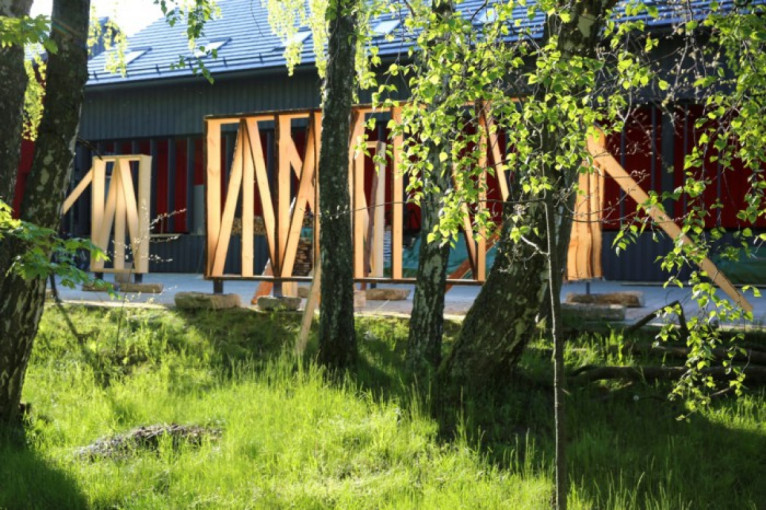 Nidos meno kolonija pradeda Neringos miško architektūros nemokamų ekskursijų ciklą (PROGRAMA)