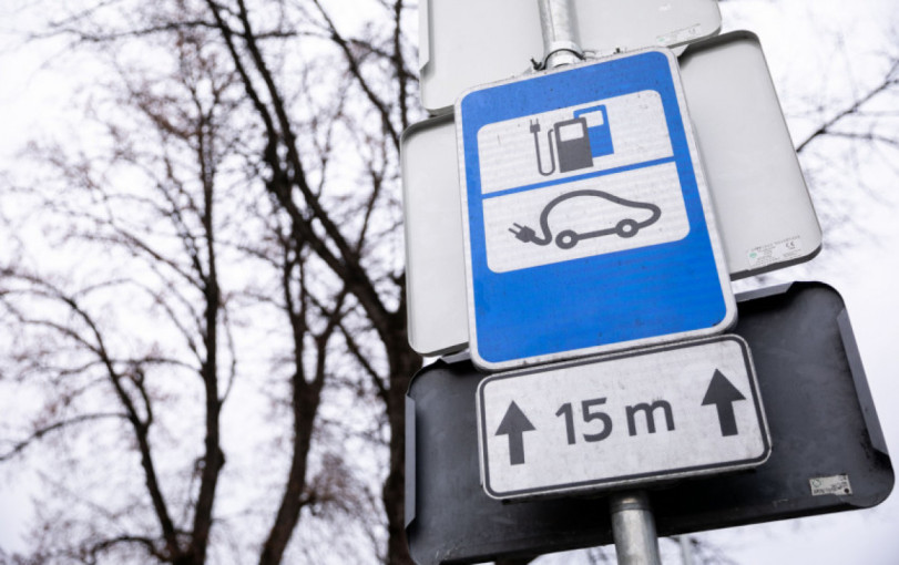 S. Gentvilas: „Nuo šiol elektromobilių krovimo stotelės prie pastatų turės sudaryti penktadalį parkingo“