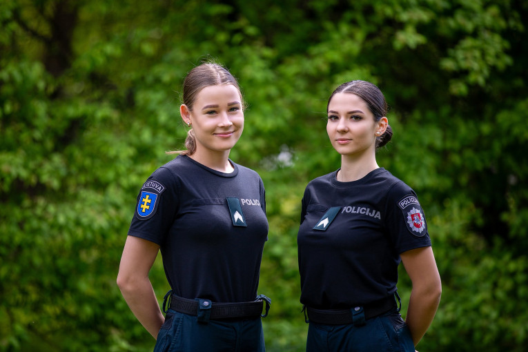 Ugnė ir Inesa džiaugiasi įgyvendinusios svajonę tapti policijos pareigūnėmis