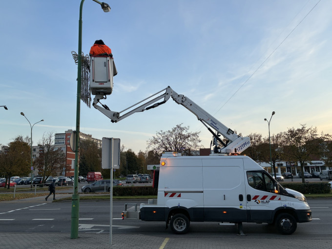 Klaipėda pradeda ruoštis šventėms: mieste kabinamos kalėdinės dekoracijos