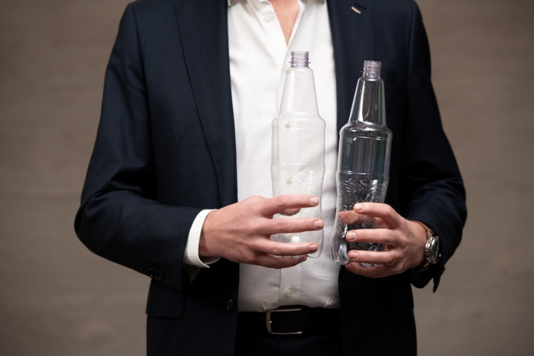 „Švyturys-Utenos alus“ pirmieji Lietuvoje pradeda naudoti 100 proc. perdirbtą plastiką alaus taroje