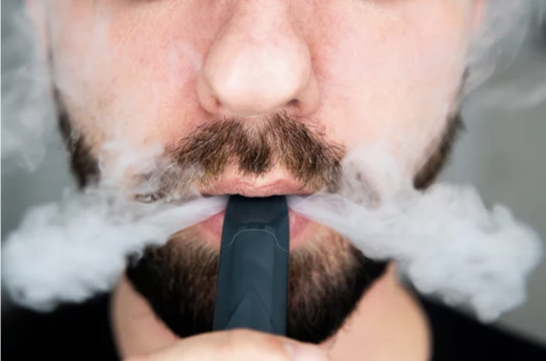 Seimas priėmė naują elektroninių cigarečių draudimą