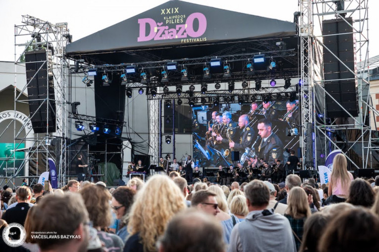 Klaipėdos pilies džiazo festivalį vainikavo žemaitiškai uždainavusi NATO orkestro vokalistė