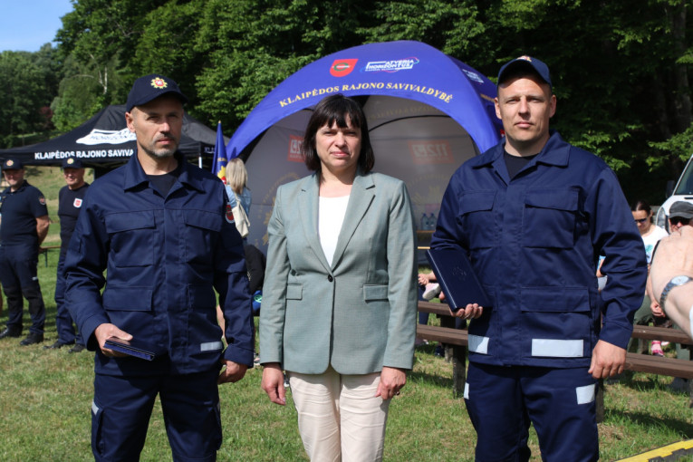 Apdovanoti dvi gyvybes išgelbėję ugniagesiai