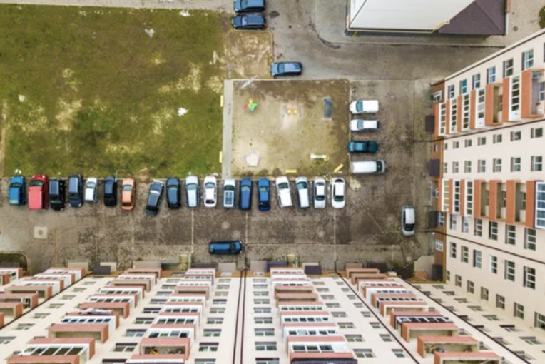 Nuo Naujųjų metų įsigalios naujas automobilio statymo draudimas