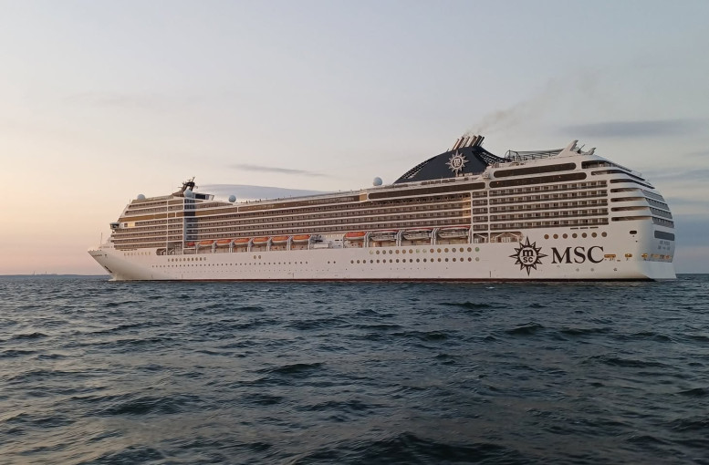 Antradienio rytą pro Klaipėdos uosto vartus įplaukė kruizinis laivas „MSC Poesia“