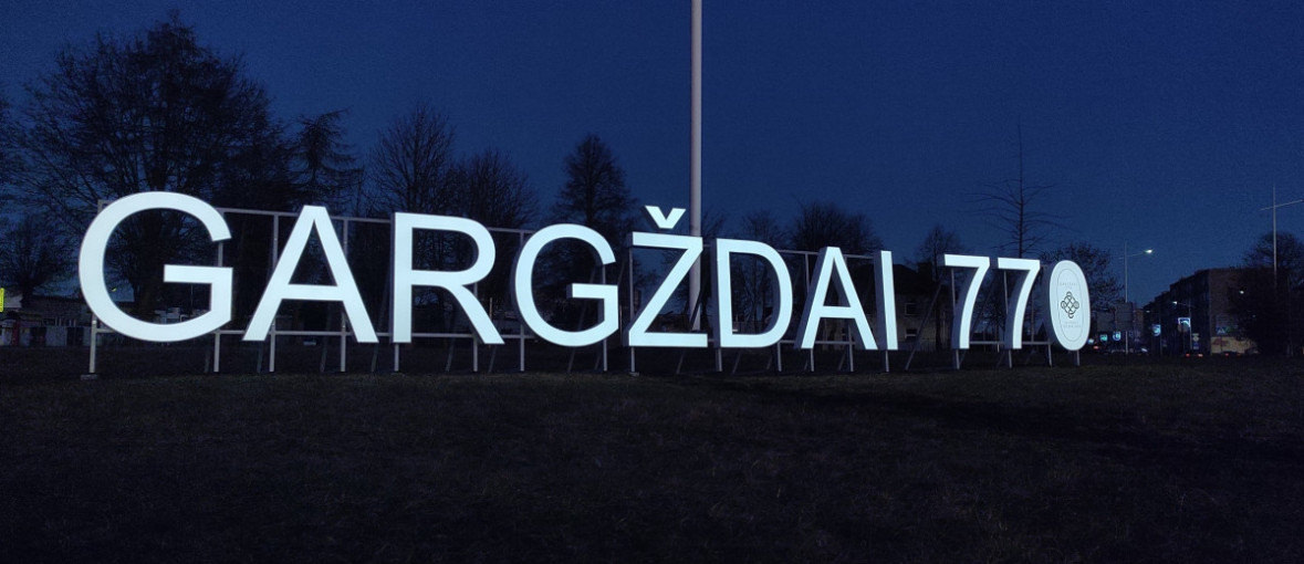 Jubiliejiniam Gargždų miesto gimtadieniui sukurtas ženklas kviečia įkvėpti istorijos