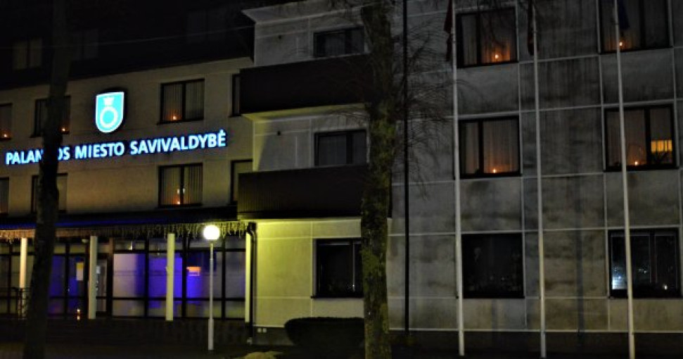 Palangos miesto savivaldybės administracijos languose sužibo atminimo liepsnelės