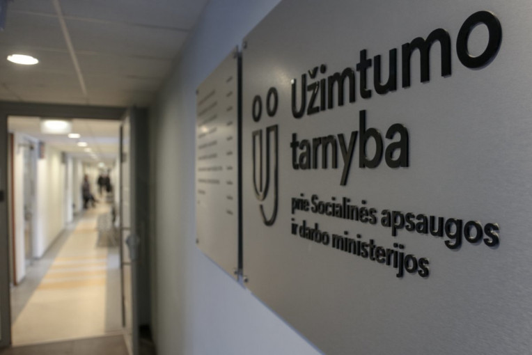 Užimtumo tarnyba: daugiausiai planuojamų atleidimų – apdirbamojoje pramonėje
