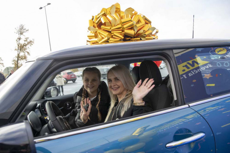 Lolita Paulauskienė iš Palangos jau džiaugiasi naujutėliu „Mini Cooper SE“