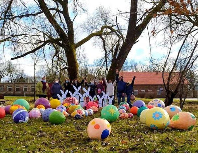 Paupių bendruomenė savo gyvenamąjį rajoną išpuošė didžiuliais margučiais