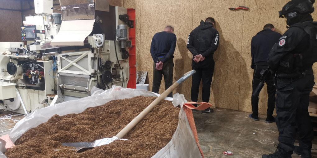 Smūgis šešėliui: Klaipėdos ir Kretingos rajonuose MKT pareigūnai aptiko nelegalų tabako fabriką – sulaikyta 11 asmenų ir kelių mln. eurų vertės cigarečių