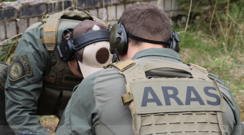 Tikrindami informaciją apie galimai neteisėtą žvėrienos konservų gamybą, aplinkosaugininkai rado tinklų, ginklų ir sprogmenų