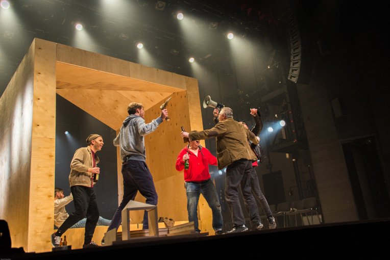 Klaipėdos dramos teatro „Varovų“ premjeroje laukia stingdanti realybės dozė