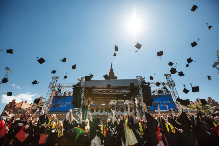 Klaipėdos universitetas išlydėjo 30-ąją absolventų laidą
