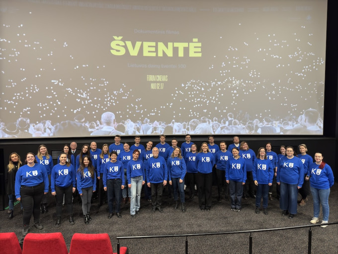 Klaipėdos universiteto mišrus choras „Pajūrio aidos“ pripildė kino teatrą Dainų šventės dvasia