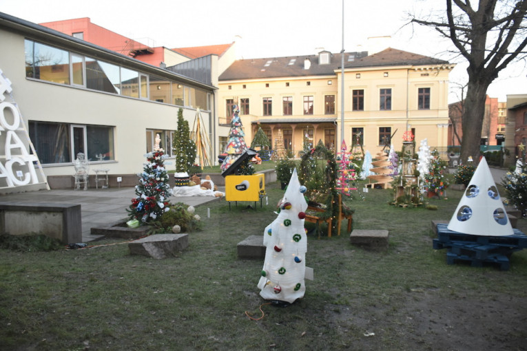 Eglutės grįžta į Klaipėdos I. Simonaitytės bibliotekos kiemelį