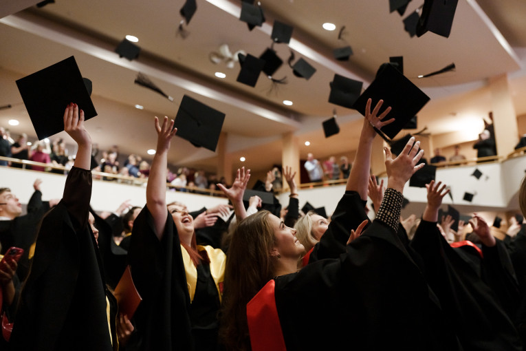 Iškilminga akimirka: Klaipėdos universiteto diplomai įteikti ateities profesionalams