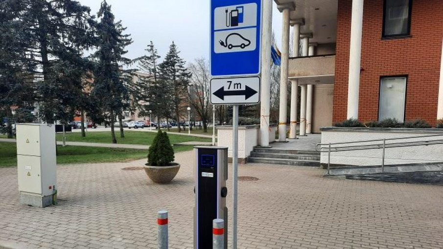 Kretingoje apmokestinta elektromobilių įkrovimo paslauga