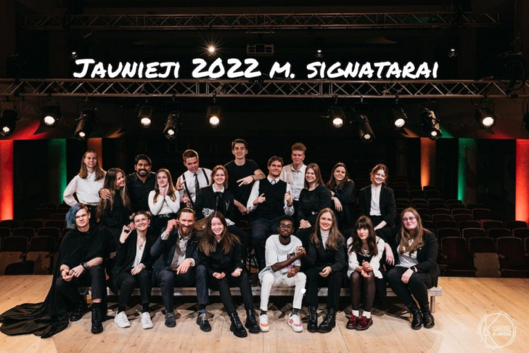 Unikalioje fotosesijoje Klaipėdos jaunuoliai atkūrė Nepriklausomybės Akto pasirašymo momentą