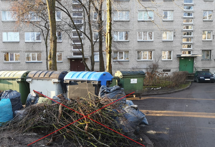 Nebeleidžiama prie konteinerių palikti palaidų žaliųjų atliekų