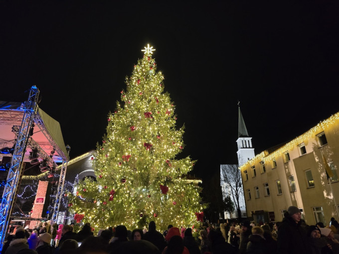 Kalėdų stebuklas Gargžduose: eglės įžiebimo šventė sujungė tradicijas ir magiją