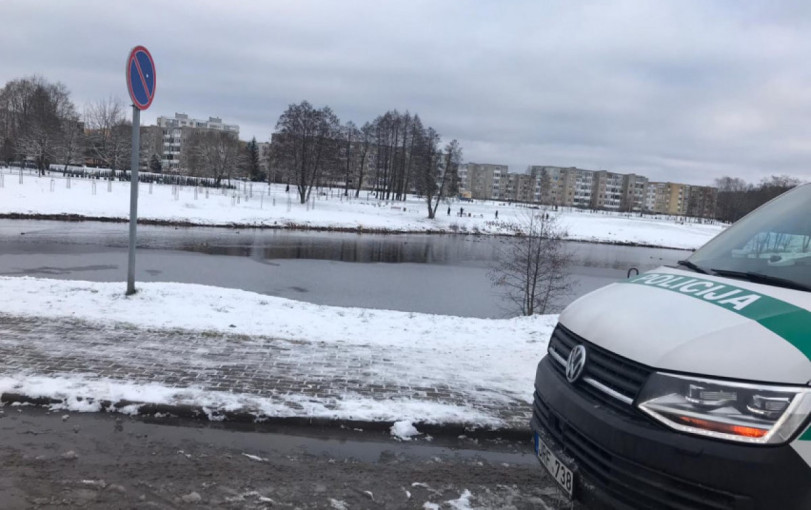 Policijos pareigūnai primena taisykles ir ragina būti atsargiems ant užšalusių vandens telkinių