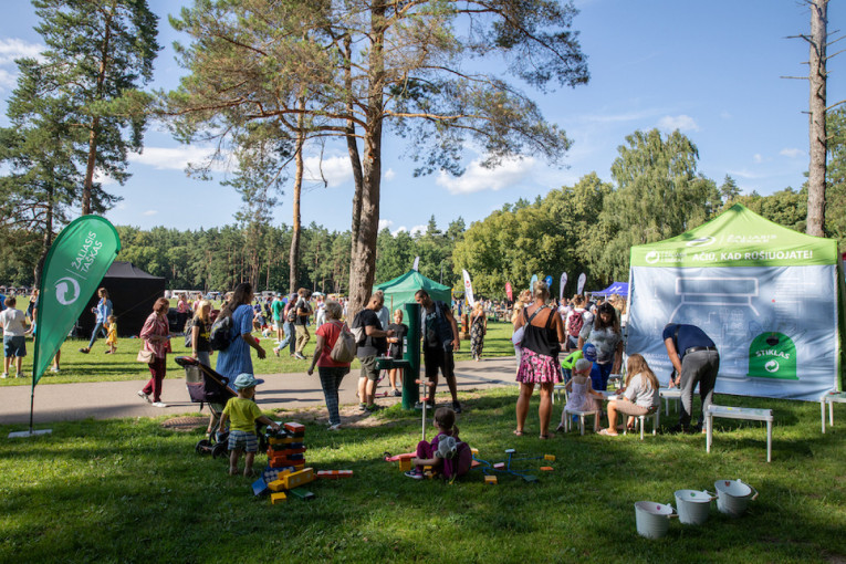 Rekordiniai Kuršių nerijos lankytojų skaičiai: poilsiautojus primena čia paliktos šiukšlės