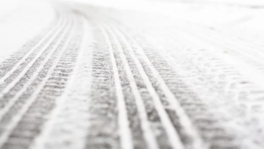 Įspėjimas vairuotojams: eismo sąlygas sunkina snygis ir plikledis