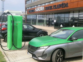 Šalia Naujosios perkėlos įrengta greito elektromobilių įkrovimo stotelė