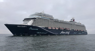Klaipėdoje – prabangus kruizinis laivas „Mein Schiff 1“