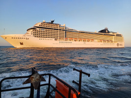 Antradienio rytą pro Klaipėdos uosto vartus įplaukė kruizinis laineris „MSC Poesia“
