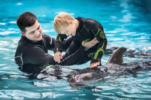 Kartu su vasara prasidėjo socialinė delfinų terapijos akcija
