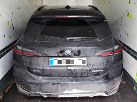 Švedijos policijos ieškomą visureigį pasieniečiai aptiko keltu atplukdyto vilkiko priekaboje
